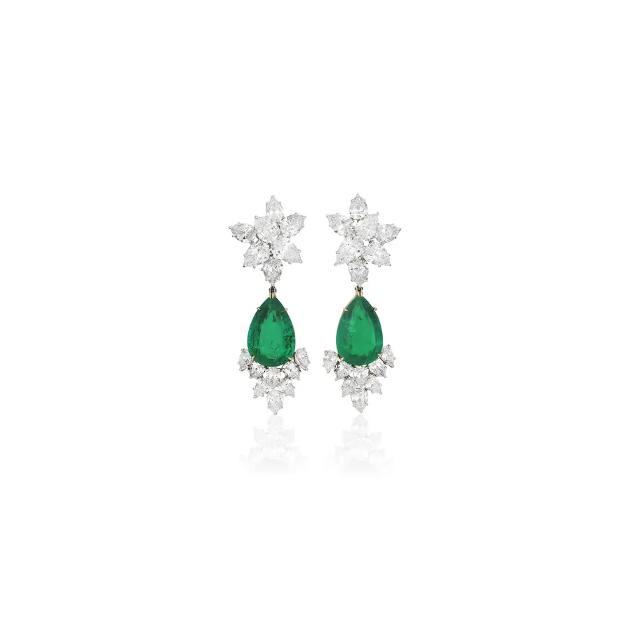 Orecchini pendenti con smeraldi a goccia e diamanti a forma di fiore.