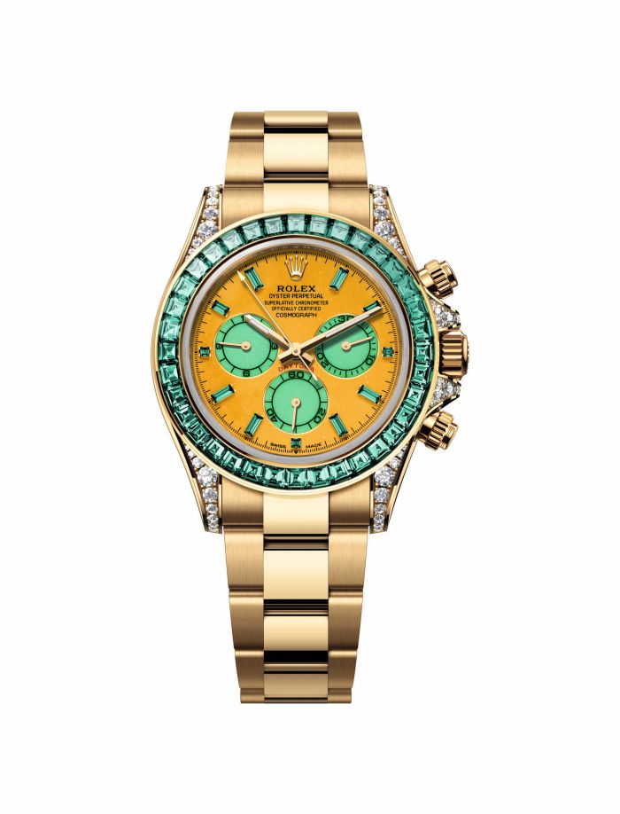 Orologio Rolex in oro giallo con diamanti e smeraldi incastonati, quadrante giallo e contatori verdi.