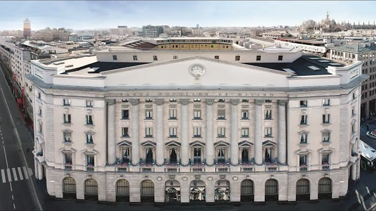 Edificio storico con colonne, finestre e balconi, con la scritta "Banca Popolare di Milano", la sede di Bpm, prossima forse alla fusione con Crédit Agricole.