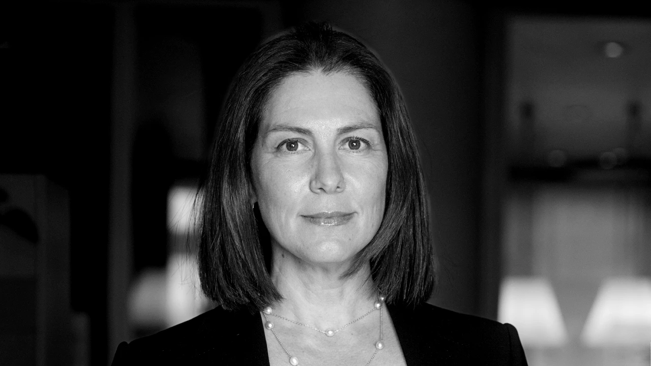 Foto in bianco e nero di Barbara Calza, responsabile sviluppo e formazione reti di Fideuram Intesa Sanpaolo Private Banking (Ispb)
