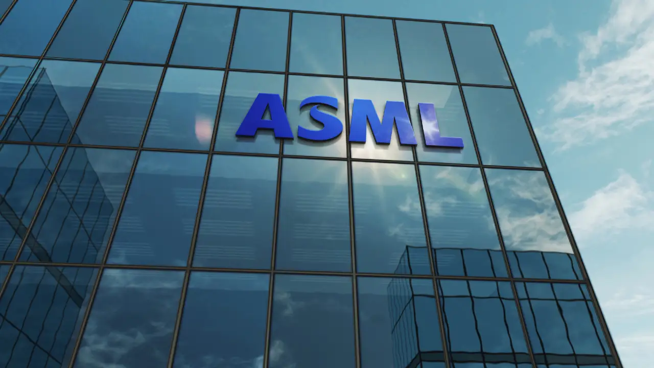Logo ASML blu su facciata di vetro di un edificio moderno, riflessi di nuvole e cielo.