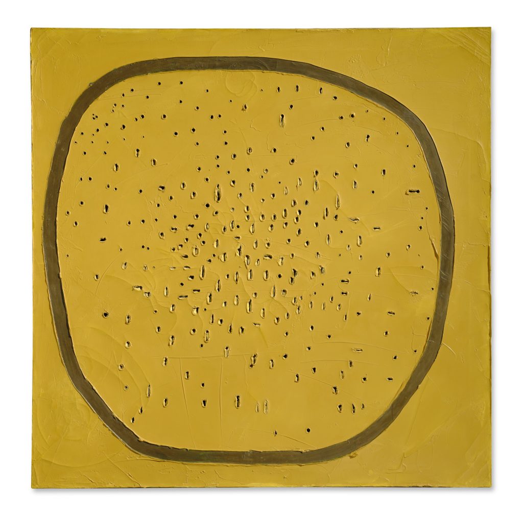 Opera d'arte astratta gialla con un cerchio marrone e numerosi fori irregolari. Il Fontana di Christies Thinking Italian.