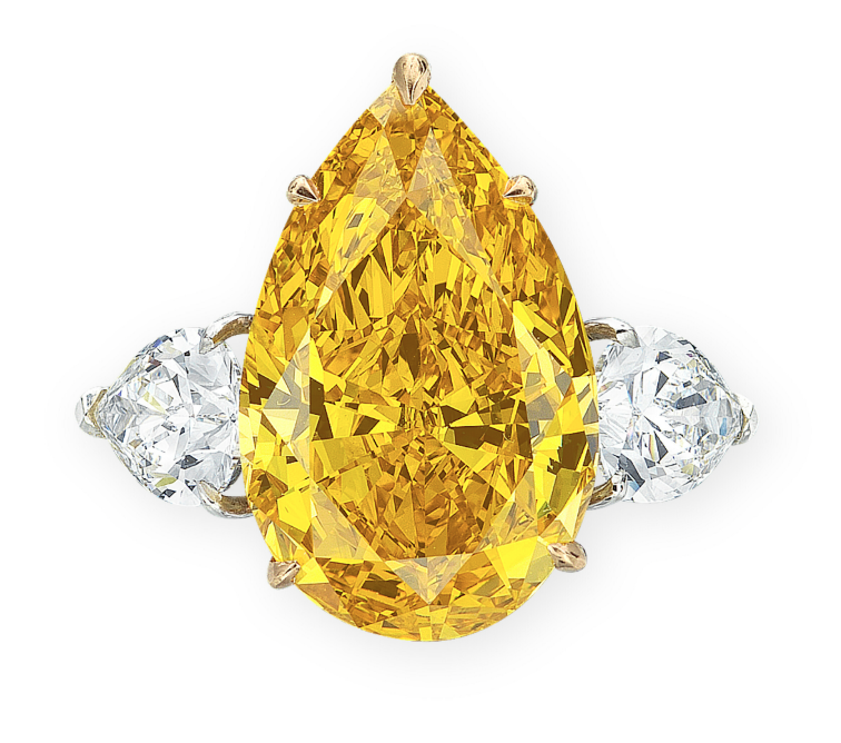 Anello con grande diamante giallo a goccia e due diamanti bianchi laterali.