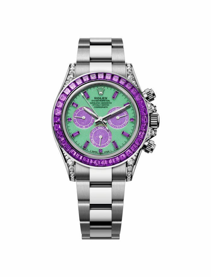 Orologio Rolex Daytona con quadrante verde, contatori viola, lunetta con zaffiri viola e diamanti.