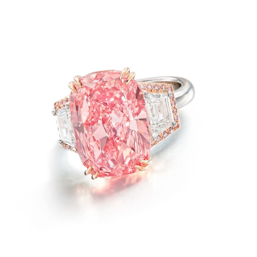 Anello con grande diamante rosa centrale, fiancheggiato da diamanti bianchi e piccoli diamanti rosa. Anello con diamante rosa Fancy Vivid Pink di alta caratura