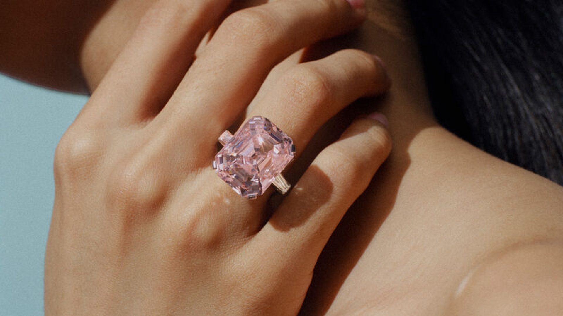 Anello con grande diamante rosa Pink Bulgari su mano femminile, in asta da Christie's Ginevra il 10 novembre 2026