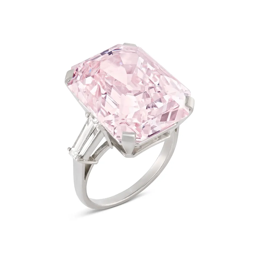 Anello con grande diamante rosa taglio rettangolare e due diamanti baguette laterali.