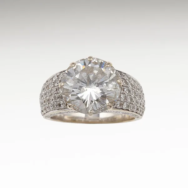 Anello con grande diamante centrale e pavé di diamanti su tutta la fascia.
