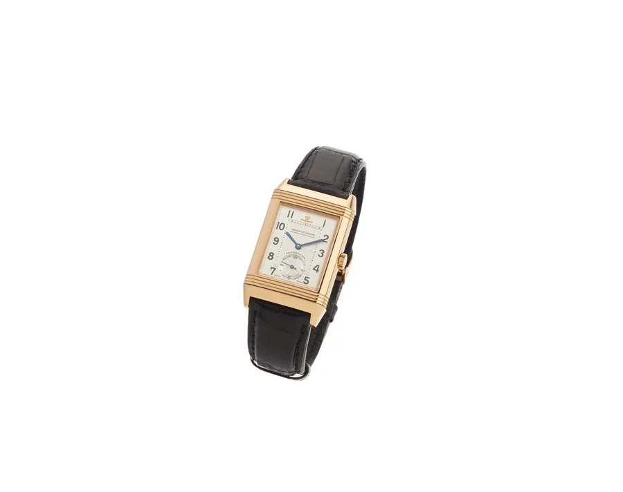 Orologio da polso rettangolare in oro rosa con cinturino in pelle nera.