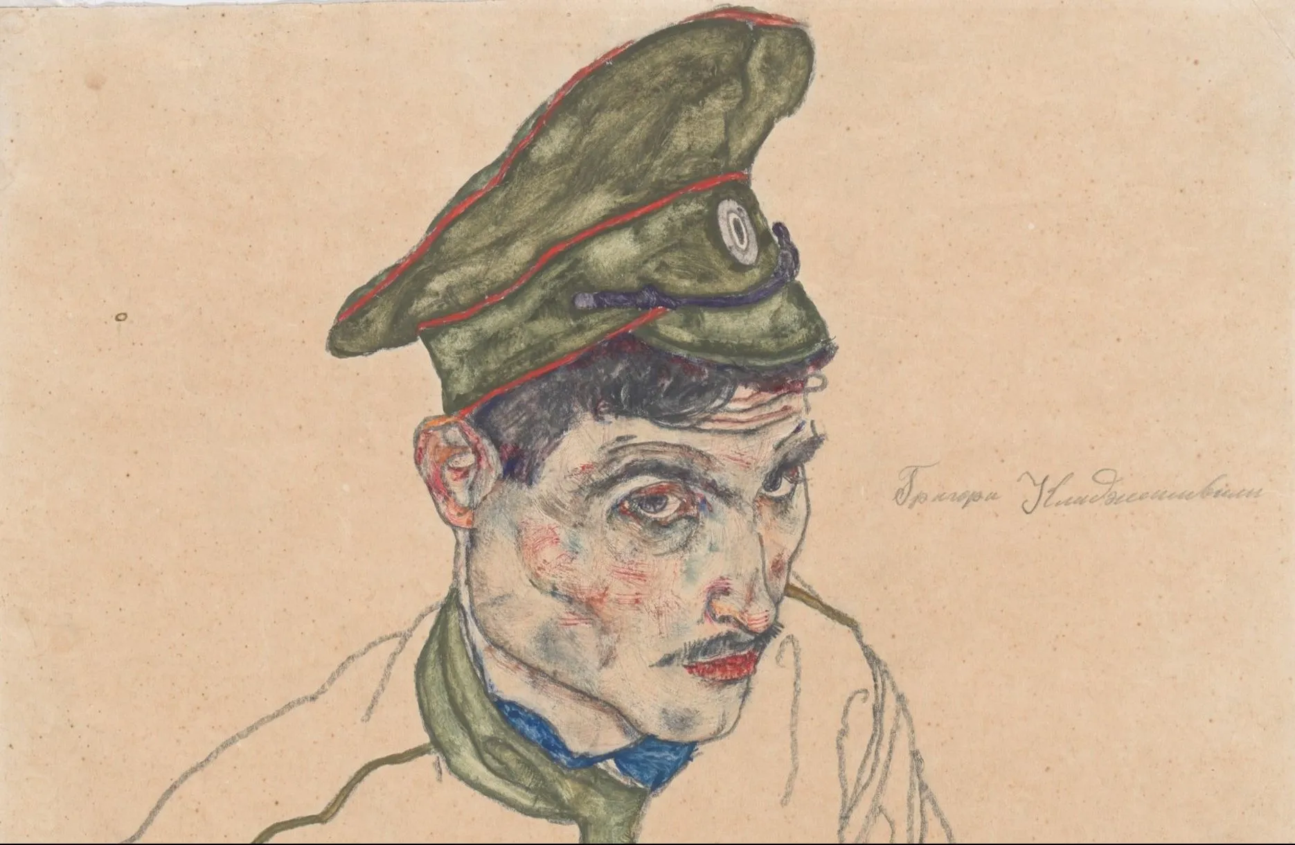 Ritratto di uomo con cappello militare verde, sguardo intenso, sfondo beige.