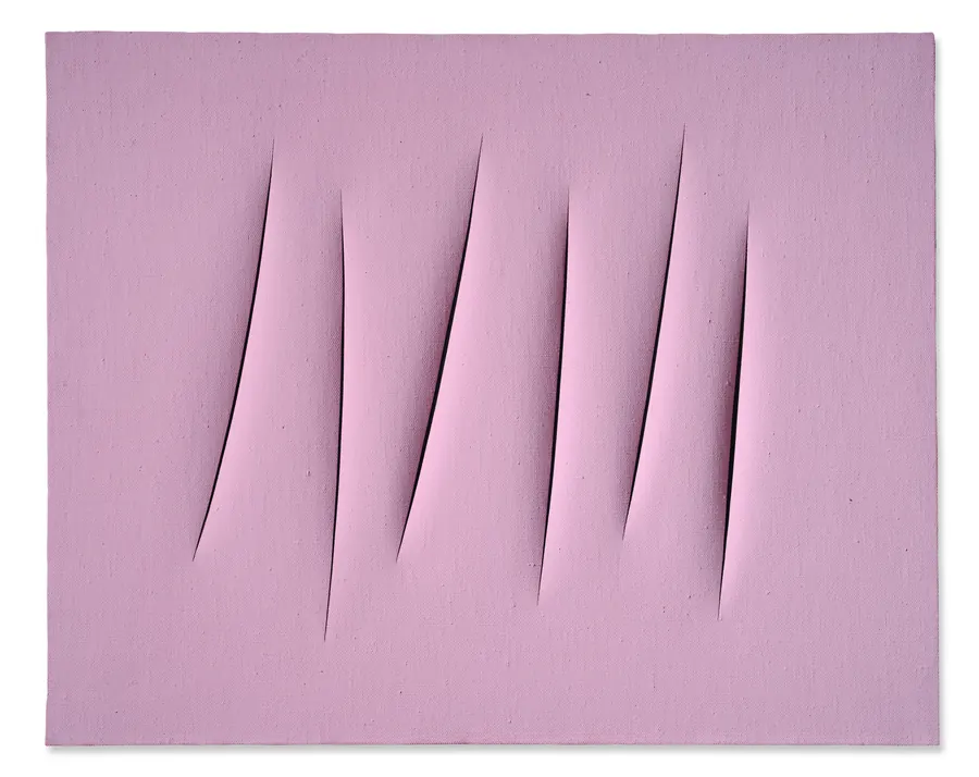 Sette tagli diagonali su tela rosa creano ombre profonde, dando un effetto tridimensionale.