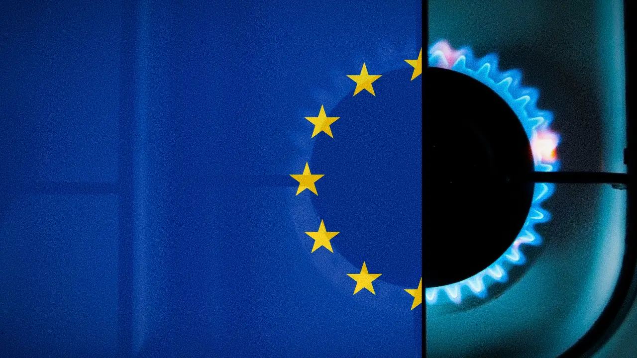 Bandiera europea sovrapposta a una fiamma di gas blu su un fornello.
