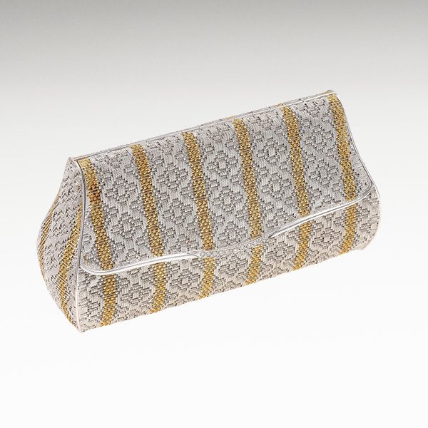 Pochette rigida con motivo a righe verticali dorate e argento, con bordi argentati.