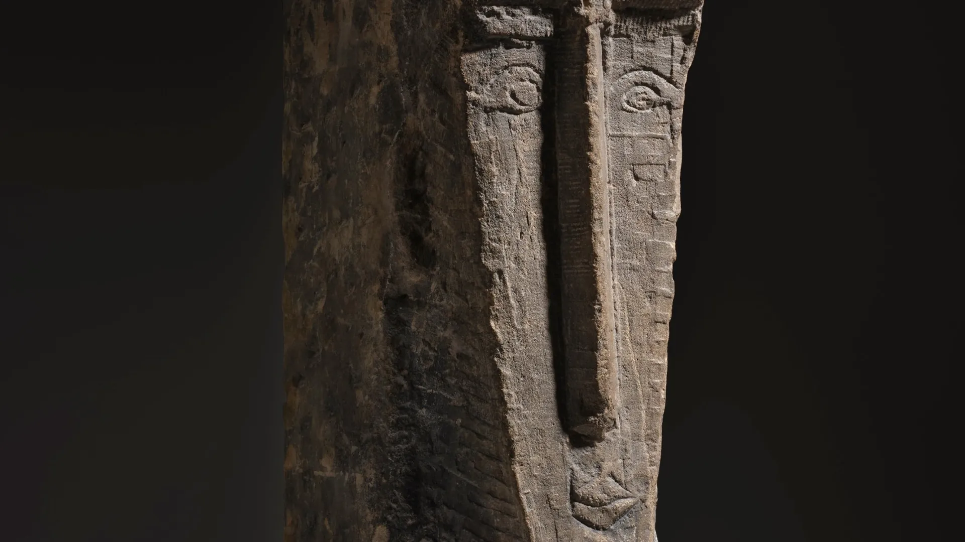 Antica stele in pietra con volto stilizzato inciso, occhi e bocca in rilievo, è la rarissima Testa di Mogliani che andrà in asta a New York.