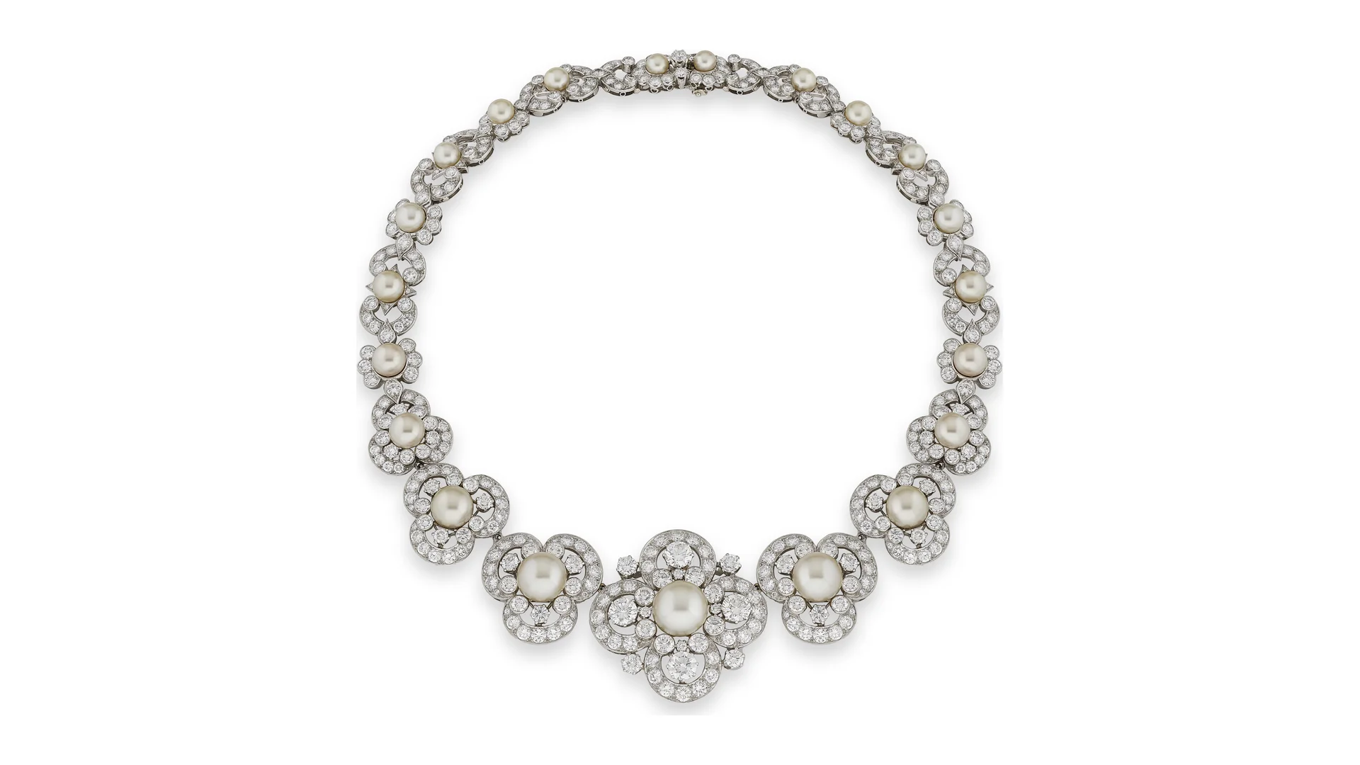 Collana con perle e diamanti incastonati in motivi floreali a quattro petali.