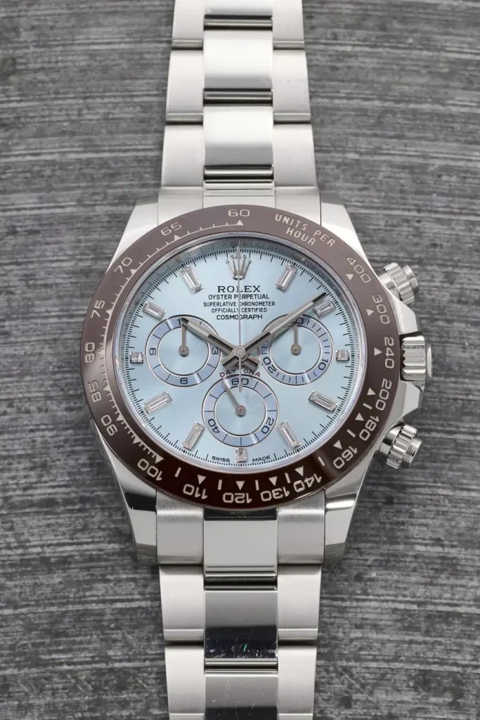 Orologio Rolex Daytona con quadrante azzurro, indici a bastone e lunetta marrone andrà in asta online da Phillips, con altri esemplari di pregio come Patek Philippe.