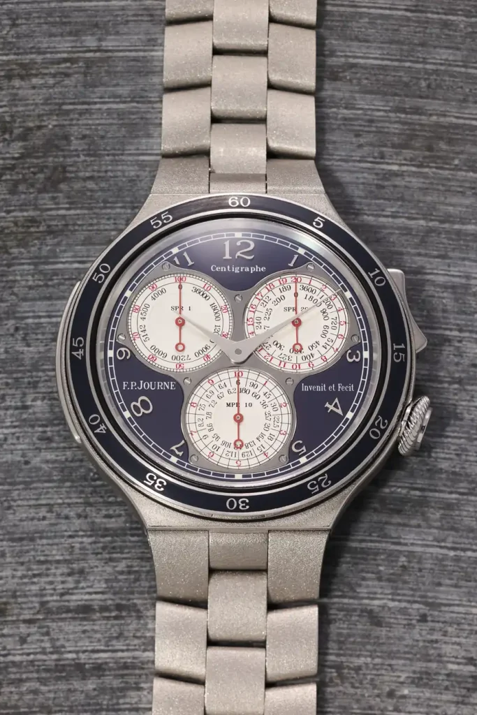 Orologio da polso con quadrante blu, tre contatori bianchi e cinturino in metallo.
