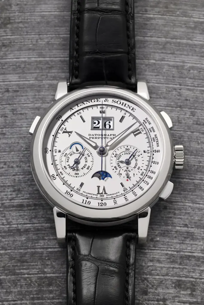 Orologio da polso bianco con cinturino in pelle nera, quadrante con data e fasi lunari.