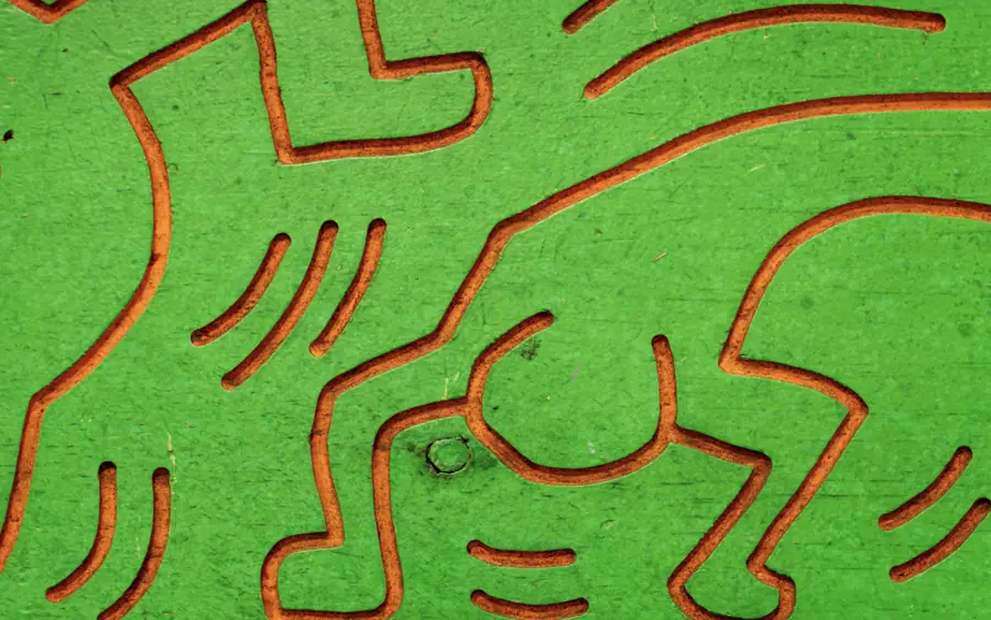 Linee arancioni stilizzate su sfondo verde, simili a un disegno di Keith Haring.