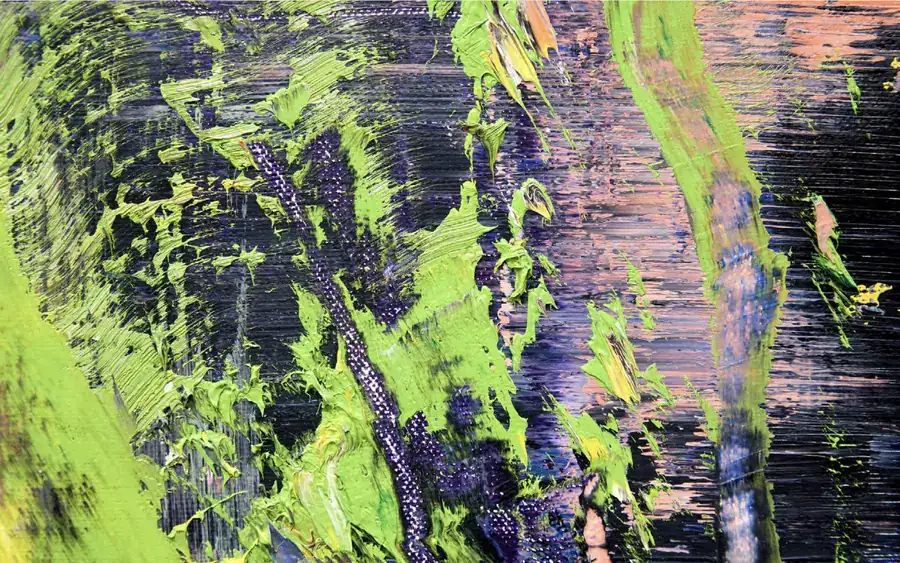 Pennellate spesse di verde acceso e viola su sfondo scuro striato.